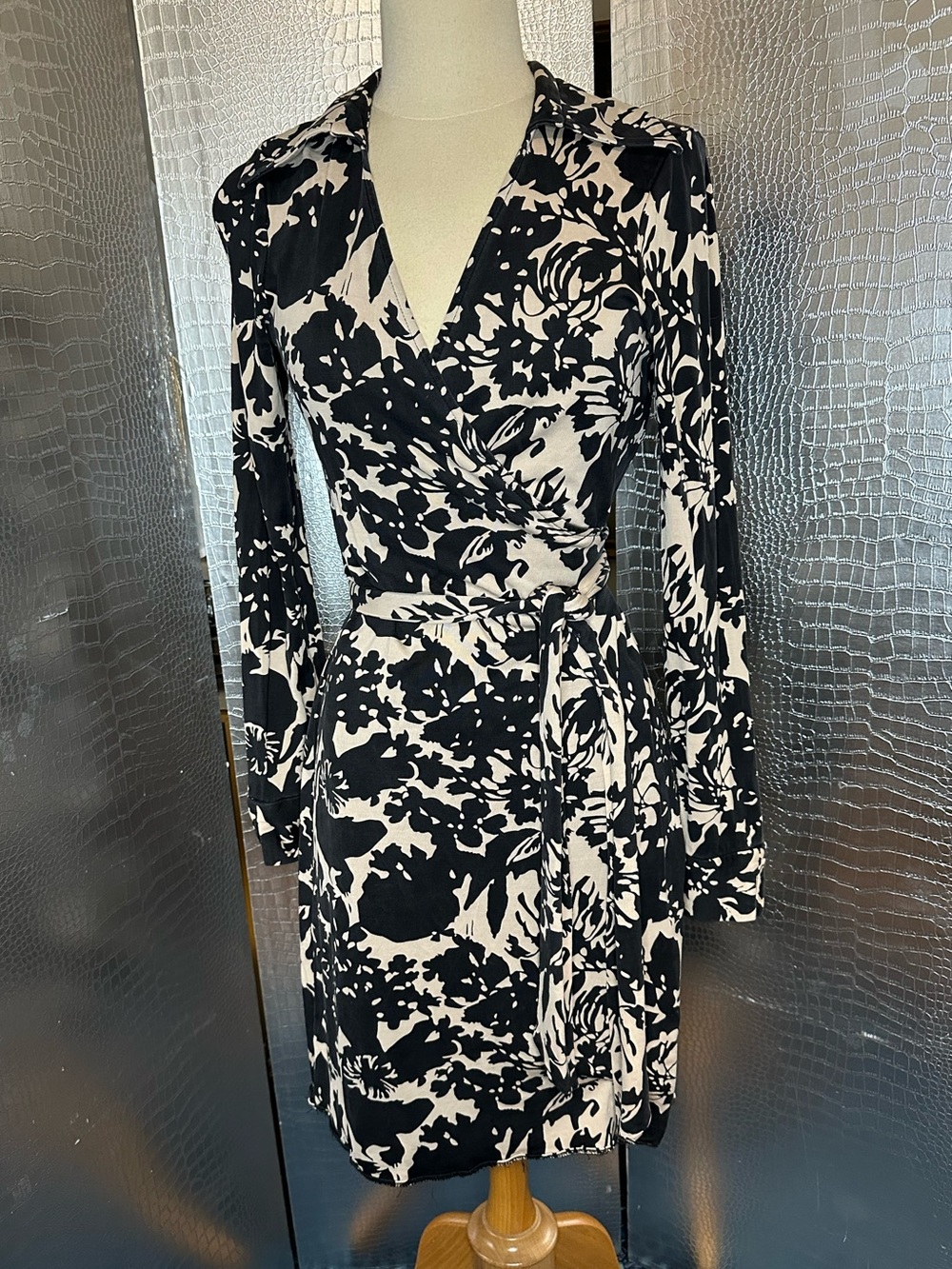 Diane Von Furstenberg Black and Cream Floral Print Silk Wrap Dress Size 8